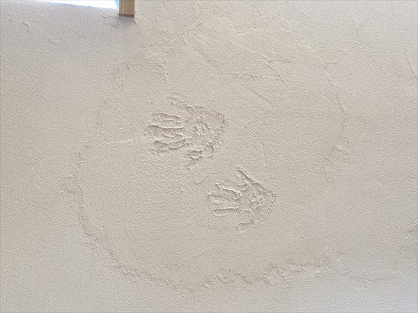 ２階の壁は漆喰珪藻土のDIY。お子さんの手形を記念に。